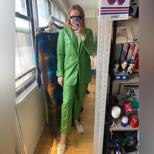 Jakke. Suit set in green faux leather size 4